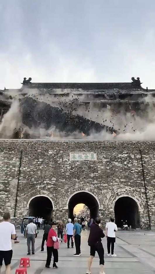 热搜第一！安徽凤阳鼓楼塌落，曾花340万维修竣工不足一年，网友吵翻（视频/组图） - 11