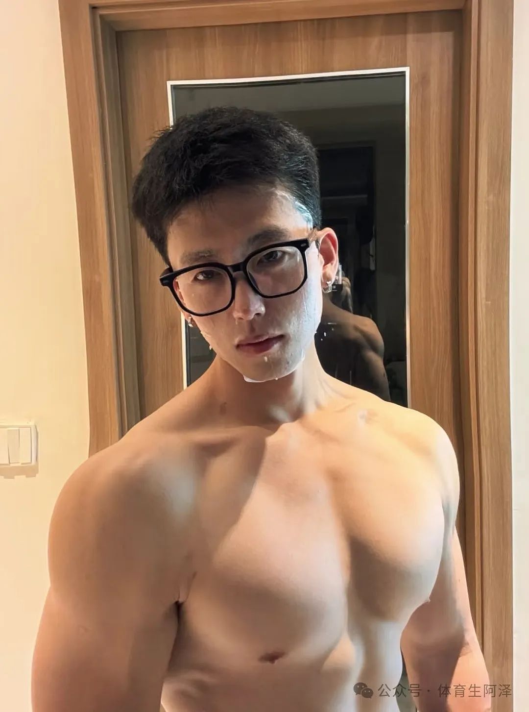 【帅哥】辽宁健身房肌肉私教，胸肌饱满程度女生见了都自卑.....（组图） - 2