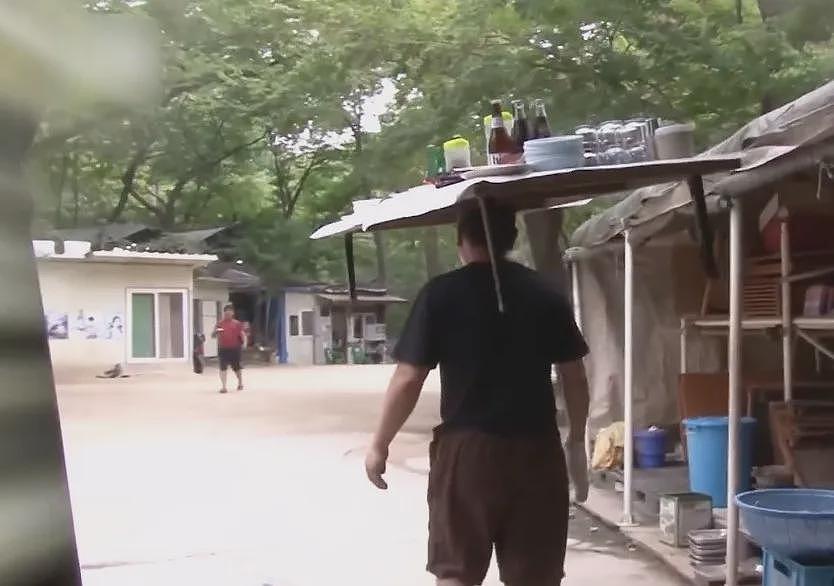 开饭店的大爷掌握上菜神技：头顶整桌！不管多大桌子一顶就走，太魔性了哈哈哈（组图） - 2