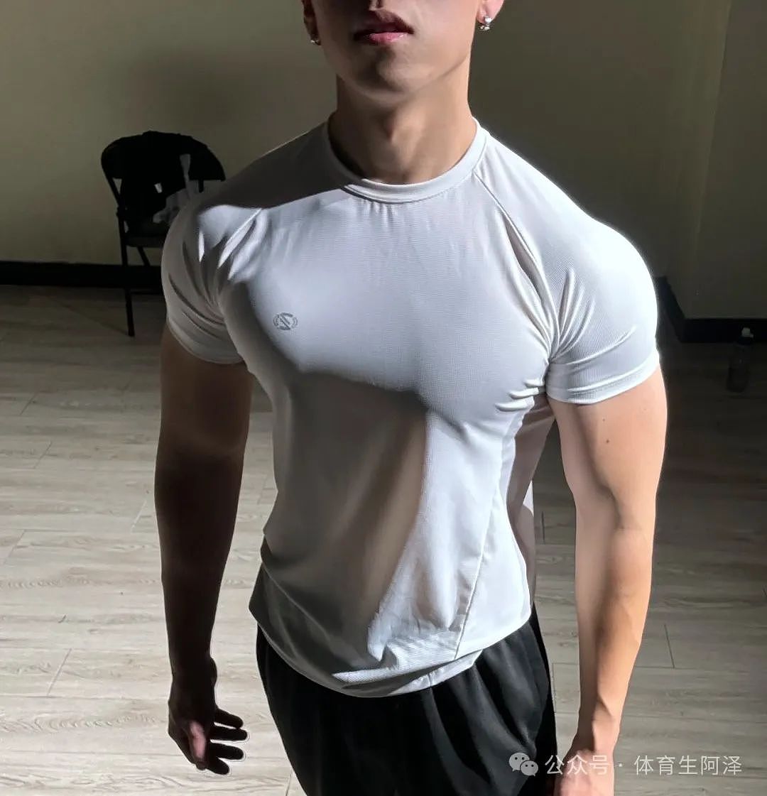 【帅哥】辽宁健身房肌肉私教，胸肌饱满程度女生见了都自卑.....（组图） - 4