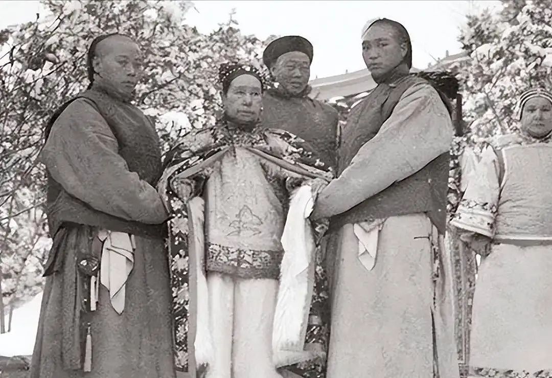 李莲英是不是真太监？为何慈禧太后如此宠他？他身边的宫女知晓答案（组图） - 4