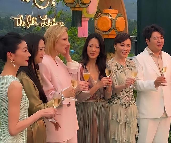 刘嘉玲回苏州参加同学会超低调:淡妆出镜不抢风头,气质仍旧超群(组图) - 13