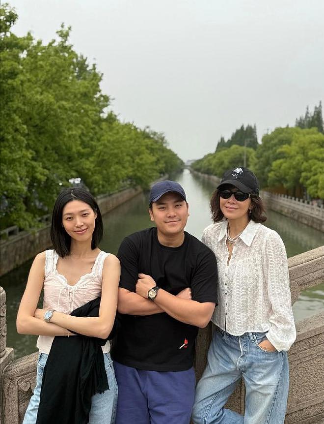 刘嘉玲回苏州参加同学会超低调:淡妆出镜不抢风头,气质仍旧超群(组图) - 4