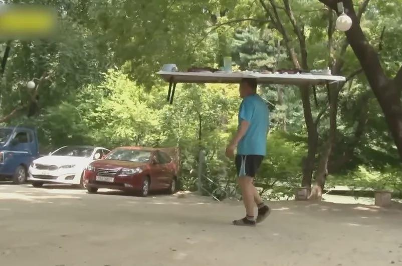 开饭店的大爷掌握上菜神技：头顶整桌！不管多大桌子一顶就走，太魔性了哈哈哈（组图） - 9