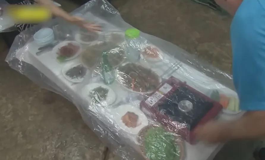 开饭店的大爷掌握上菜神技：头顶整桌！不管多大桌子一顶就走，太魔性了哈哈哈（组图） - 13