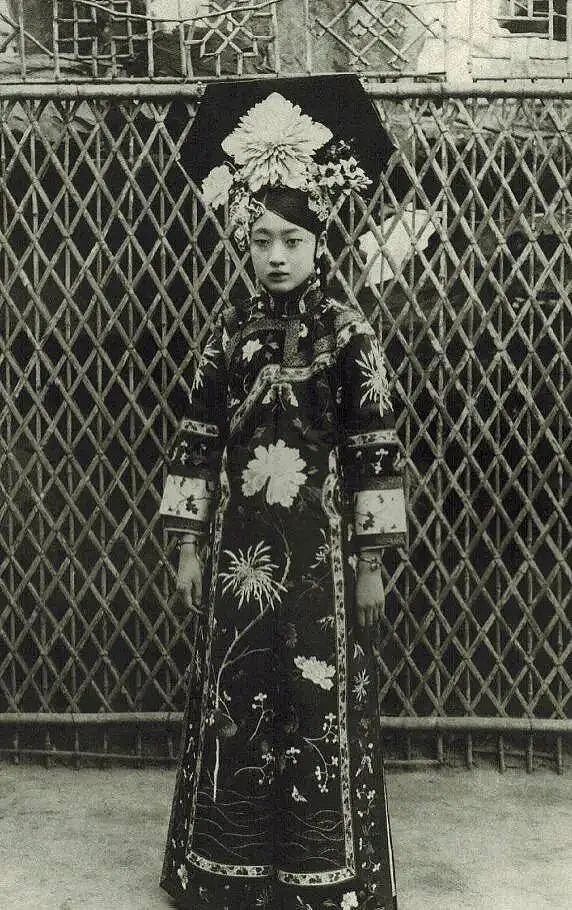 30岁婉容把侍卫拽进房，不久生下女婴，溥仪得知：赏侍卫400大洋（组图） - 2