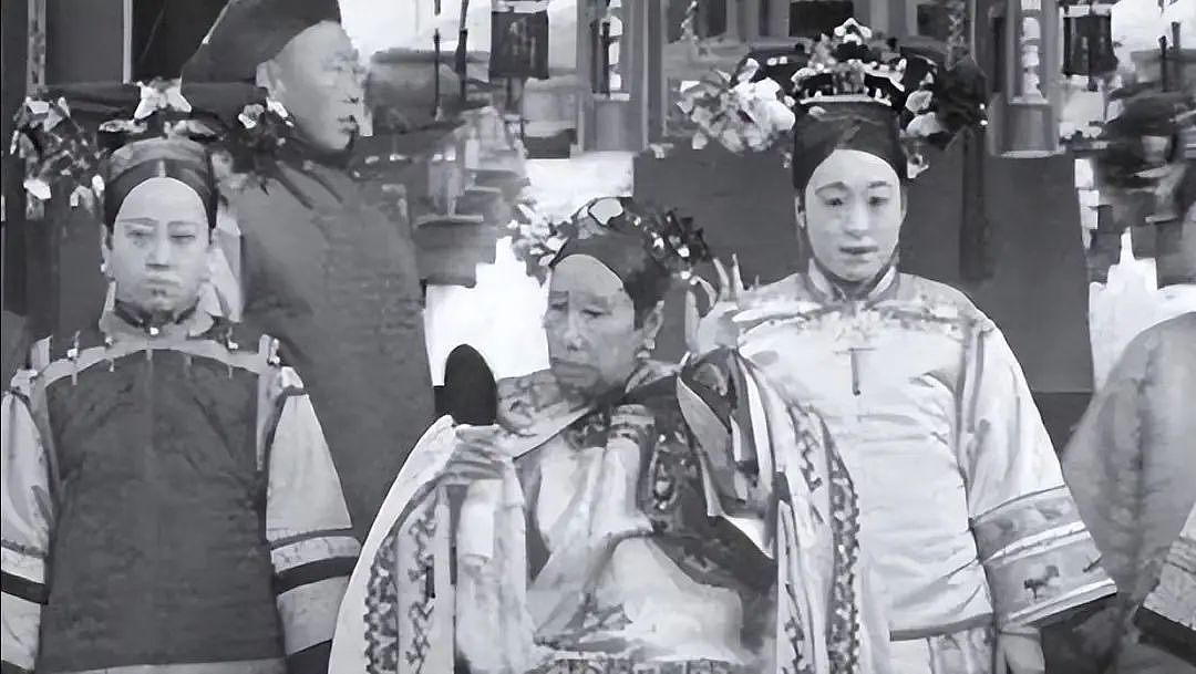 李莲英是不是真太监？为何慈禧太后如此宠他？他身边的宫女知晓答案（组图） - 2