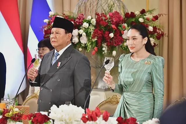 46岁苏提达陪泰王待客,“无人打扰”很明媚,比美女总理身姿挺拔(组图) - 7