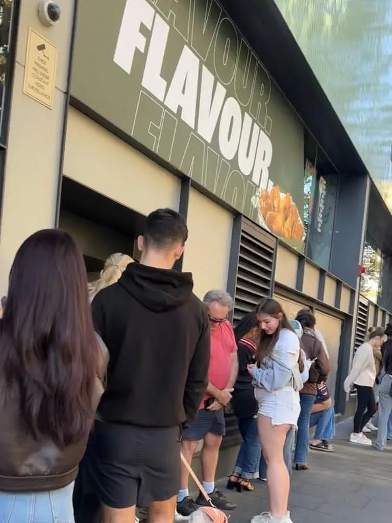 好疯!一包薯条快$10!餐饮巨头澳洲首店开业,有人排7小时队(组图) - 5
