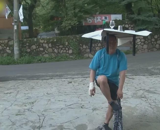 开饭店的大爷掌握上菜神技：头顶整桌！不管多大桌子一顶就走，太魔性了哈哈哈（组图） - 11