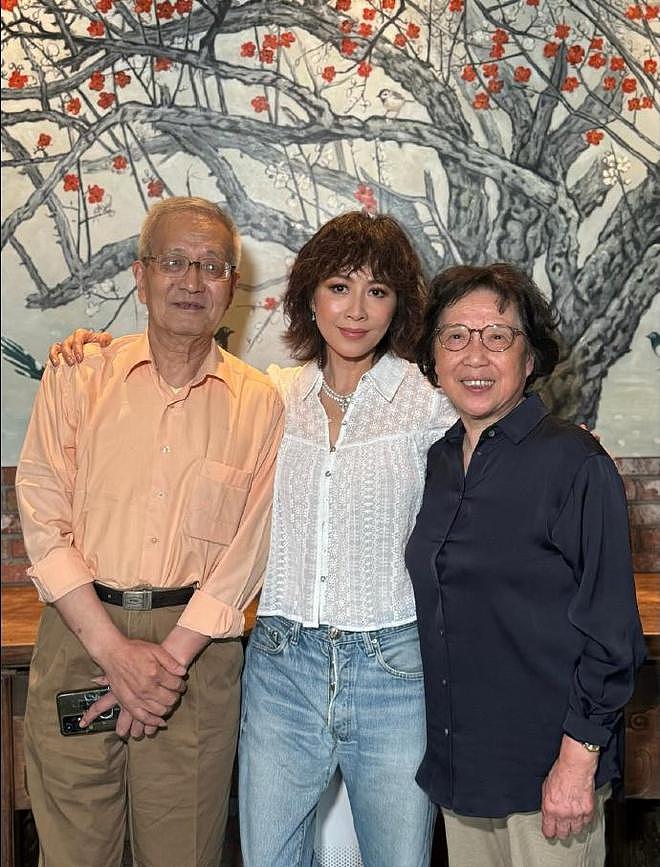 刘嘉玲回苏州参加同学会超低调:淡妆出镜不抢风头,气质仍旧超群(组图) - 2