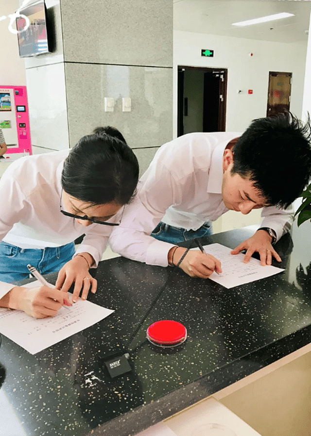 吴敏霞庆结婚8周年，老公不仅帅面相越来越靠谱，儿女双全好幸福（组图） - 2