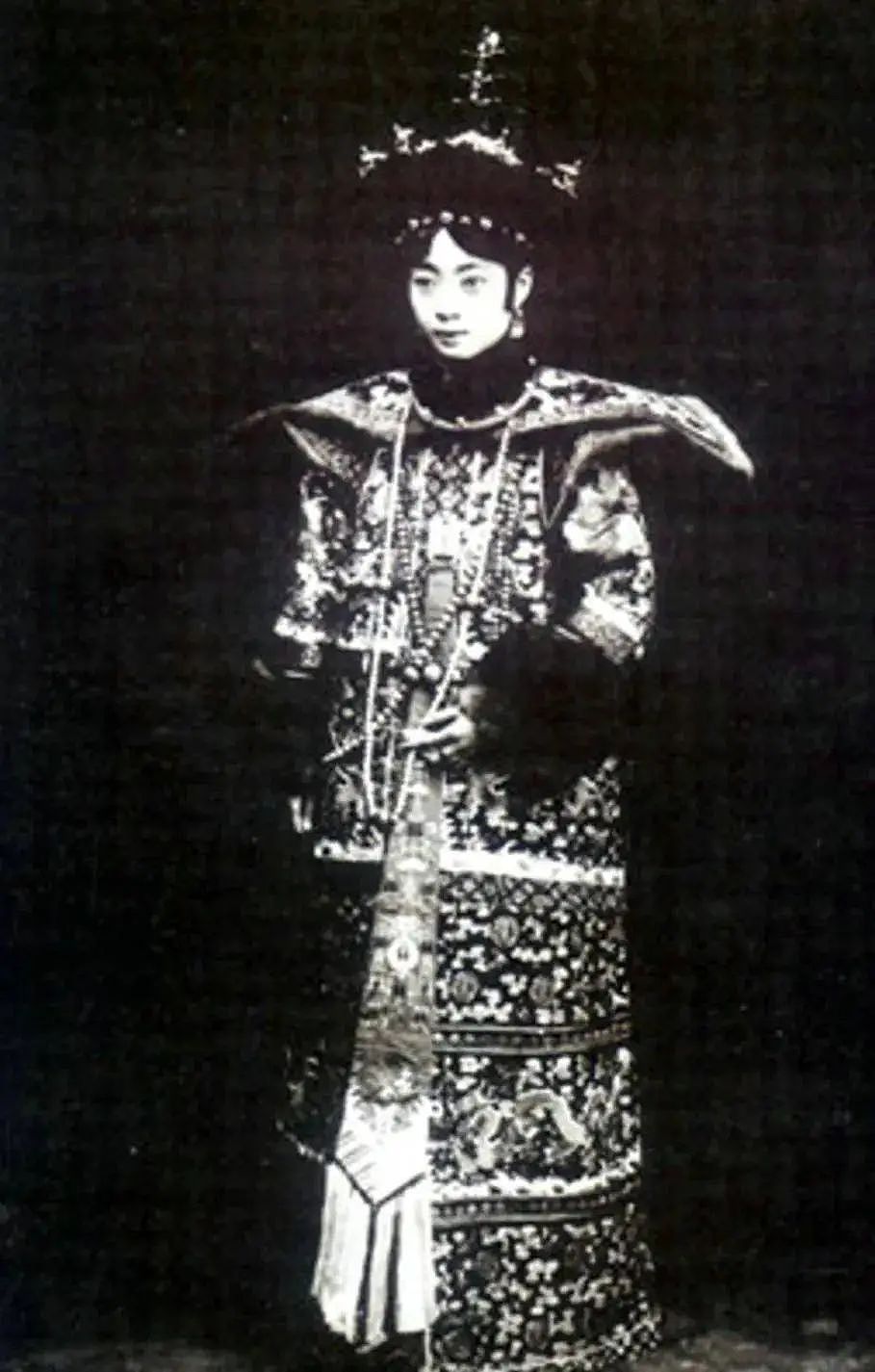 30岁婉容把侍卫拽进房，不久生下女婴，溥仪得知：赏侍卫400大洋（组图） - 9