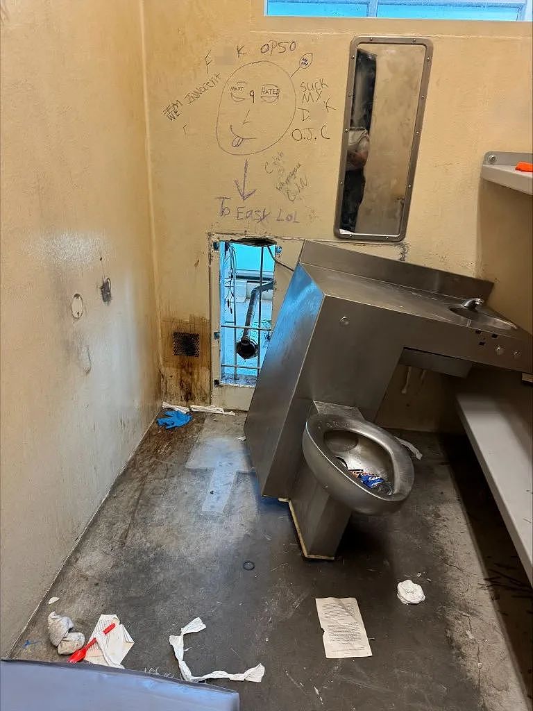 厕所墙凿洞,美国10名囚犯集体越狱,临走前留言,狱警看后脸都绿了(组图) - 7