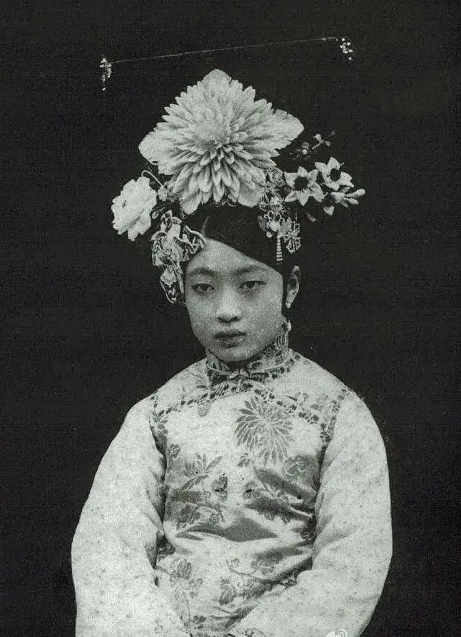 30岁婉容把侍卫拽进房，不久生下女婴，溥仪得知：赏侍卫400大洋（组图） - 8