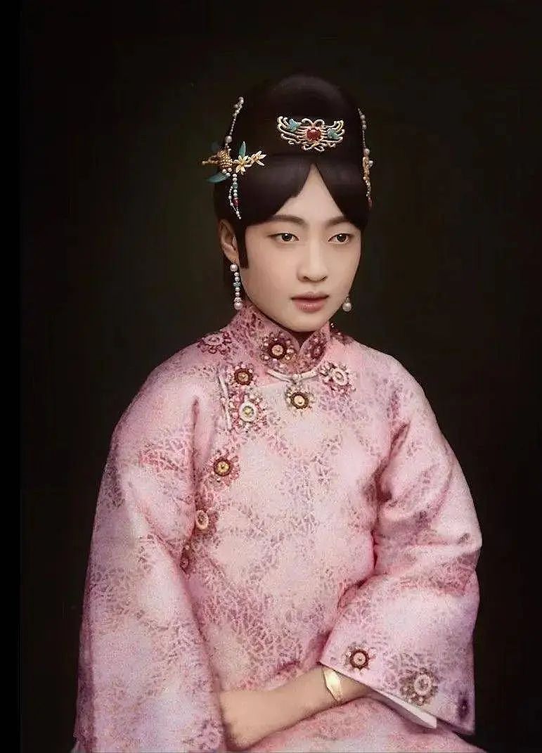 30岁婉容把侍卫拽进房，不久生下女婴，溥仪得知：赏侍卫400大洋（组图） - 13