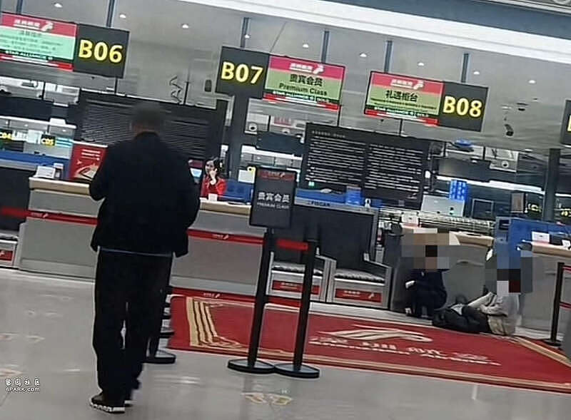 当事人澄清“母子错过航班大闹机场耽误考公”（组图） - 1