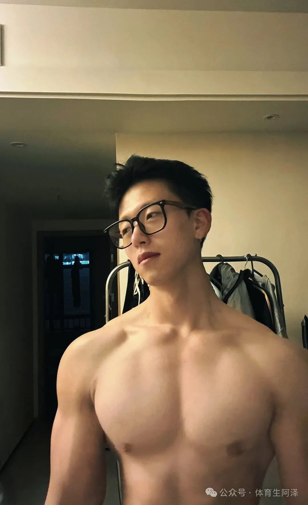 【帅哥】辽宁健身房肌肉私教，胸肌饱满程度女生见了都自卑.....（组图） - 1