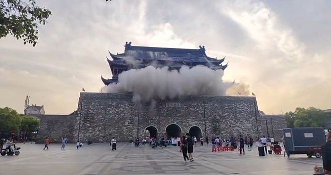 凤阳鼓楼瓦片脱落：花近300万修好一年就出事，为何能通过验收？（组图） - 1