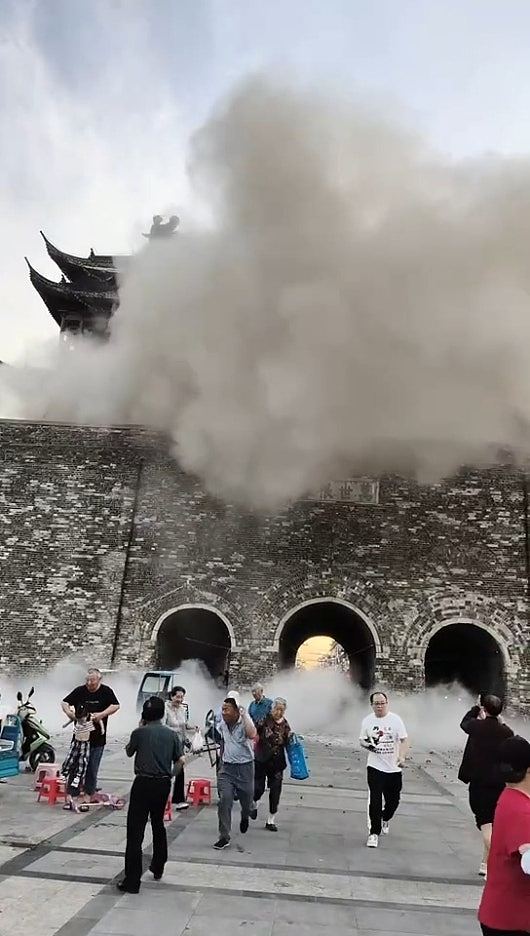 热搜第一！安徽凤阳鼓楼塌落，曾花340万维修竣工不足一年，网友吵翻（视频/组图） - 12