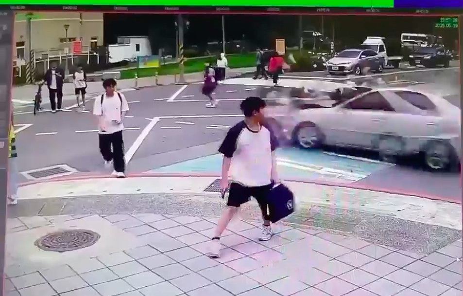 台湾汽车冲进学生人群，酿3死12伤！3女生瞬间被撞飞画面曝光（组图） - 2