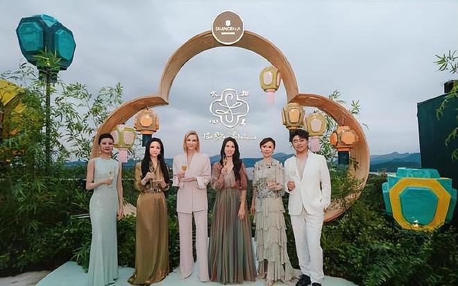 刘嘉玲回苏州参加同学会超低调:淡妆出镜不抢风头,气质仍旧超群(组图) - 14