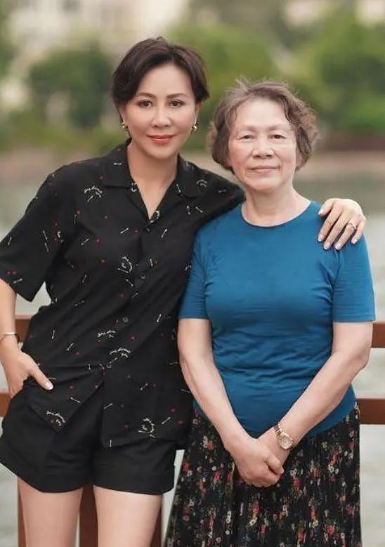 刘嘉玲回苏州参加同学会超低调:淡妆出镜不抢风头,气质仍旧超群(组图) - 9