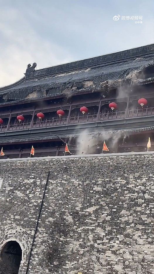 热搜第一！安徽凤阳鼓楼塌落，曾花340万维修竣工不足一年，网友吵翻（视频/组图） - 9