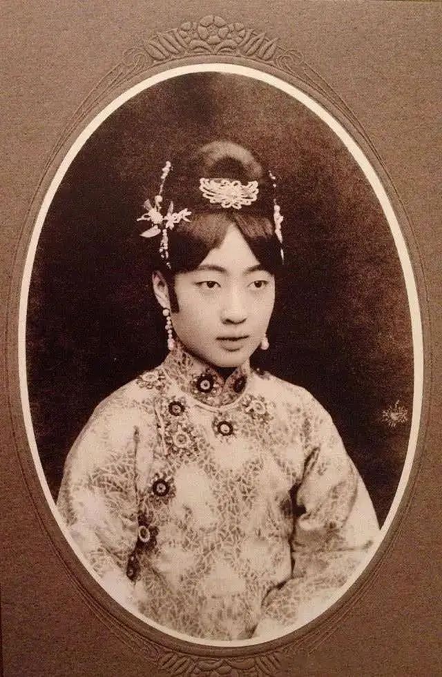 30岁婉容把侍卫拽进房，不久生下女婴，溥仪得知：赏侍卫400大洋（组图） - 1
