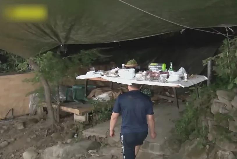 开饭店的大爷掌握上菜神技：头顶整桌！不管多大桌子一顶就走，太魔性了哈哈哈（组图） - 15