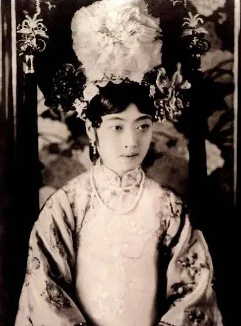 30岁婉容把侍卫拽进房，不久生下女婴，溥仪得知：赏侍卫400大洋（组图） - 3