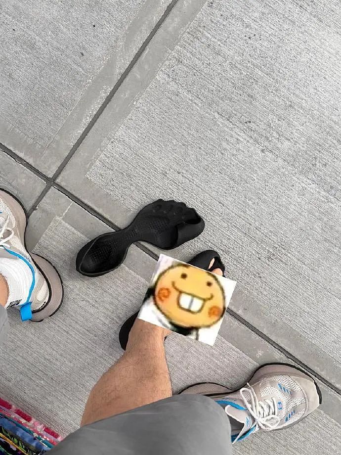 【爆笑】巴黎世家1w+的脚趾隐身鞋？网友迷惑：有钱人都玩那么抽象么（组图） - 4