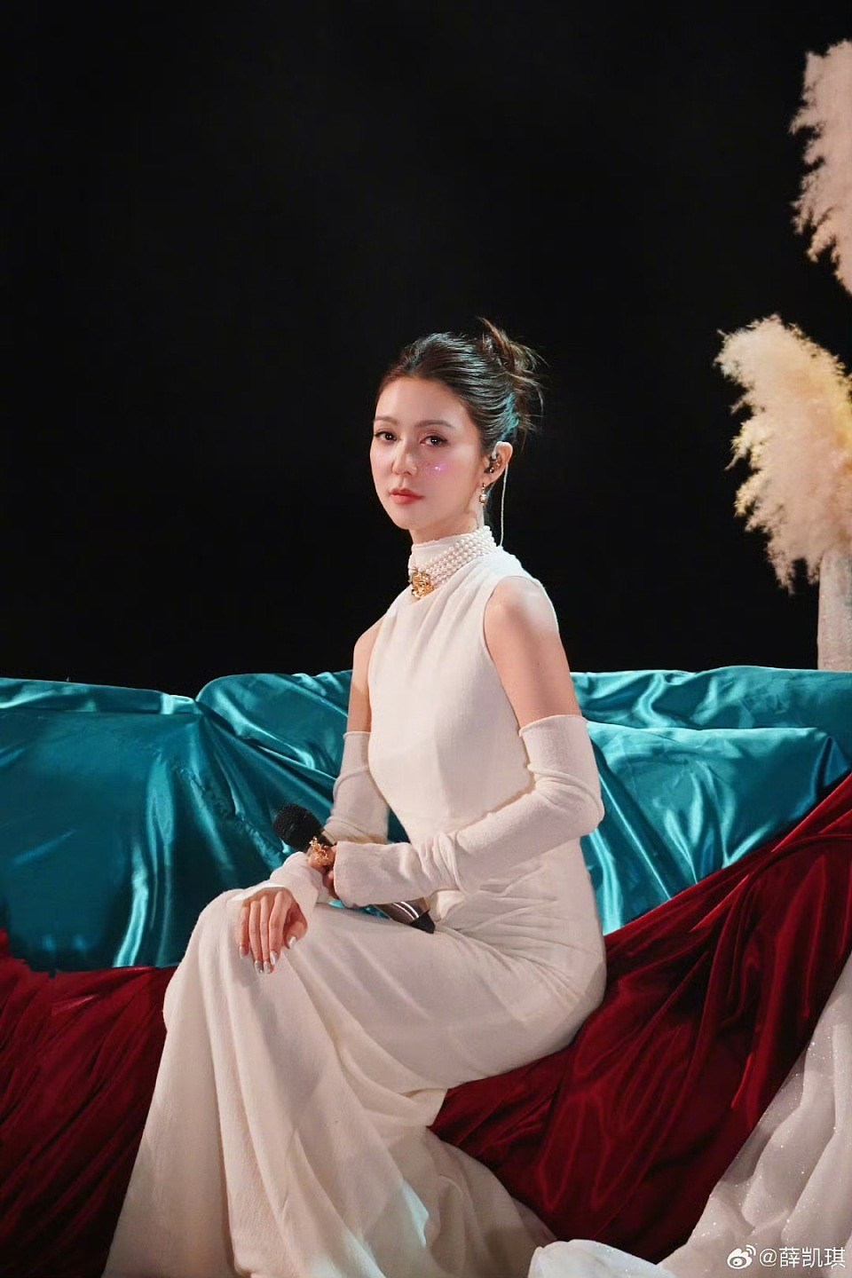 知名港星演唱会造型引热议!被指穿尿片劲歌热舞,获多位好友撑场(组图) - 1