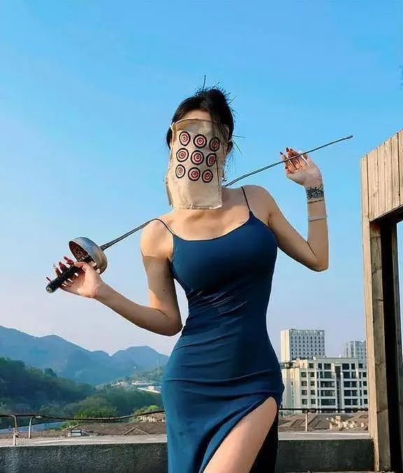 前击剑冠军拍身材视频被辣评“黑丝女王”,看她擦边全网为啥都在叫好(视频/组图) - 7