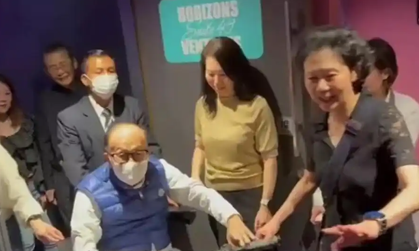 李嘉诚带红颜知己看五月天演唱会,回来发现“天塌了”(组图) - 1