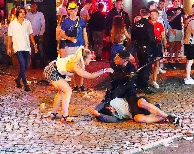 小哥沙滩突然脑抽，挖两米深巨坑！然后，坑塌了...（组图） - 12
