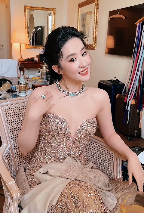 意大利这一夜，37岁刘亦菲秒了28岁Lisa，才知清爽和油腻的区别（组图） - 19