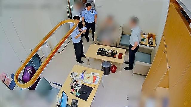 女子欲快递500万现金给“男友”被警察劝阻(图) - 1