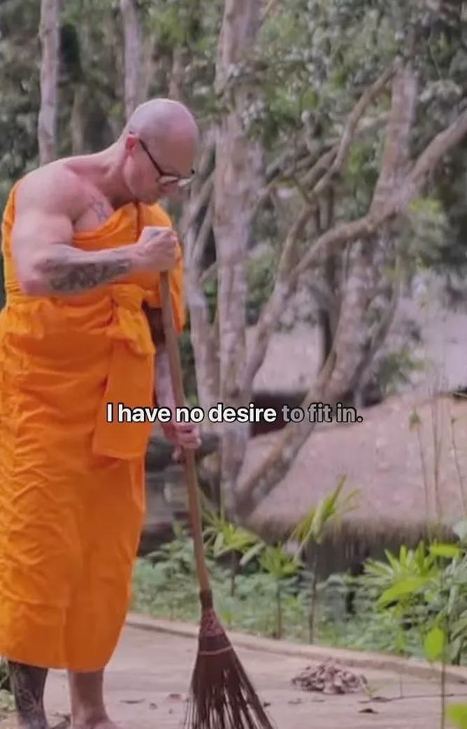 笑疯!肌肉脱衣舞男出家,跑庙里当和尚:“脱掉的衣服,指引我穿上袈裟....”(组图) - 11