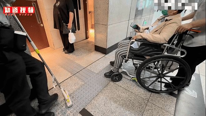 情侣“520”占用地铁无障碍卫生间一小时,轮椅老人在门口苦等(图) - 1