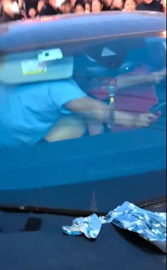 网传原配拦车上演“捉奸大戏”,小三遭扒光上衣靠公安红布笠头解围(视频/组图) - 5