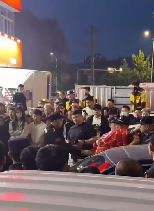网传原配拦车上演“捉奸大戏”,小三遭扒光上衣靠公安红布笠头解围(视频/组图) - 4