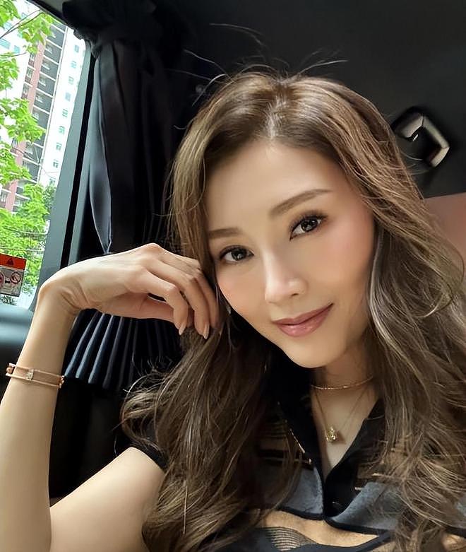 55岁李嘉欣在新加坡拍“港风”照,复刻20年前的自己(组图) - 6
