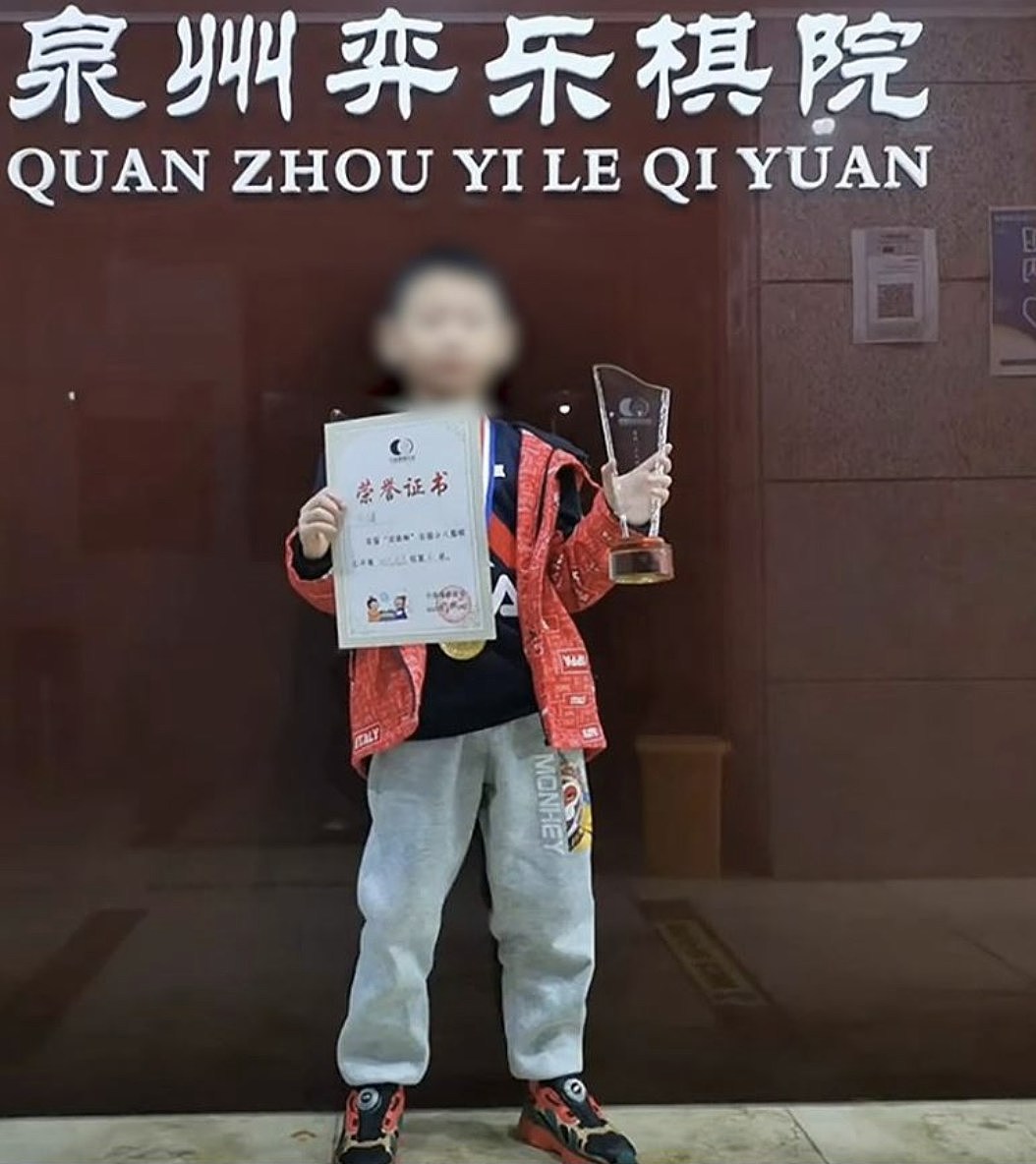 福建9岁围棋神童朱宏鑫传堕楼亡,曾输棋被父亲当众踹打,手臂满伤痕(组图) - 3