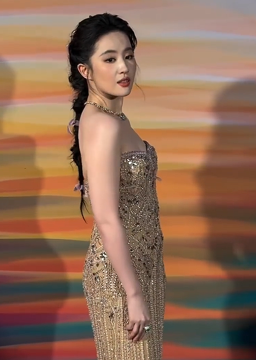 意大利这一夜，37岁刘亦菲秒了28岁Lisa，才知清爽和油腻的区别（组图） - 12