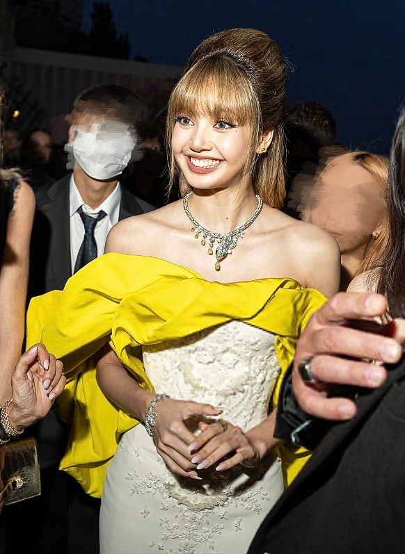 意大利这一夜，37岁刘亦菲秒了28岁Lisa，才知清爽和油腻的区别（组图） - 4