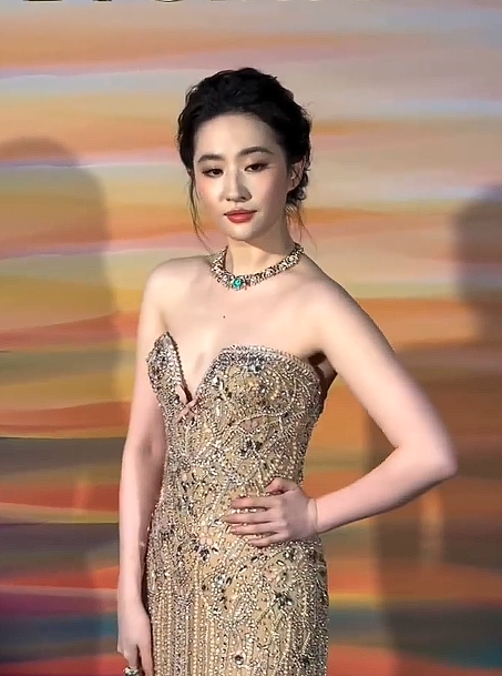 意大利这一夜，37岁刘亦菲秒了28岁Lisa，才知清爽和油腻的区别（组图） - 10