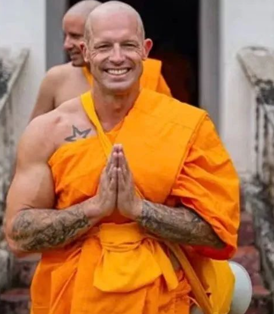 笑疯!肌肉脱衣舞男出家,跑庙里当和尚:“脱掉的衣服,指引我穿上袈裟....”(组图) - 4