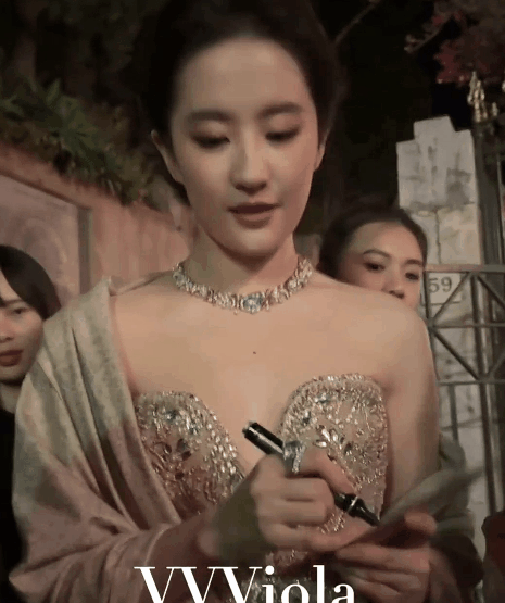 意大利这一夜，37岁刘亦菲秒了28岁Lisa，才知清爽和油腻的区别（组图） - 14