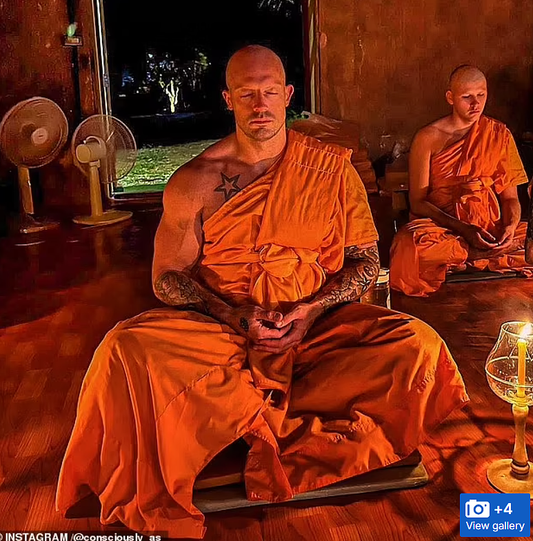 笑疯!肌肉脱衣舞男出家,跑庙里当和尚:“脱掉的衣服,指引我穿上袈裟....”(组图) - 3